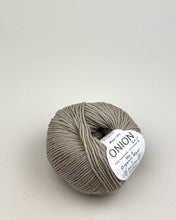 Indlæs billede til gallerivisning Onion No. 4 Organic Wool+Nettles