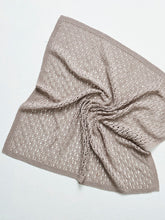 Indlæs billede til gallerivisning Babytæppe med hulmønster