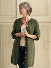 Indlæs billede til gallerivisning Cardigan med ribbærestykke PDF. Du får den tilsendt som en mail og kan købes uden garn.