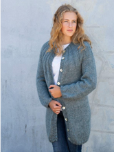 Indlæs billede til gallerivisning Cardigan med ribbærestykke PDF. Du får den tilsendt som en mail og kan købes uden garn.