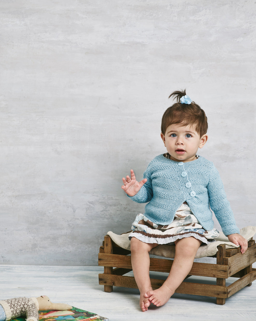 Elise babytrøje med skrålukning og perlestrik